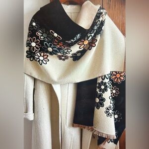 Black & White Daisy Reversible Wrap by Winding River